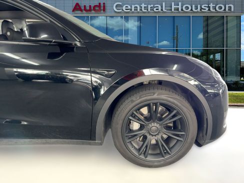 Used 2022 Tesla Model Y Long Range image 12