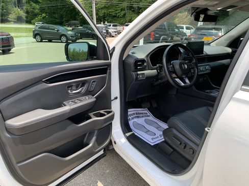 Used 2025 Honda Pilot EX-L image 10