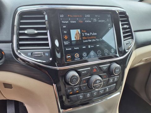 Used 2022 Jeep Grand Cherokee Laredo E image 22