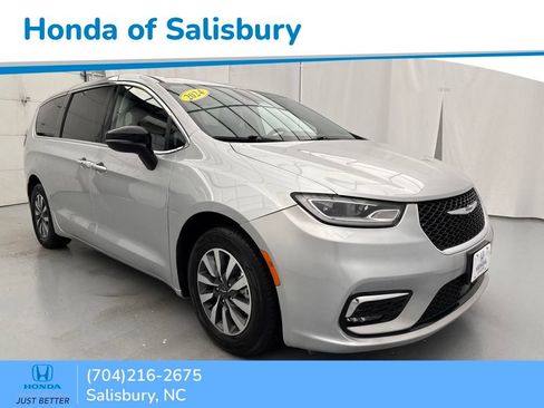 Used 2024 Chrysler Pacifica Limited FWD image 1