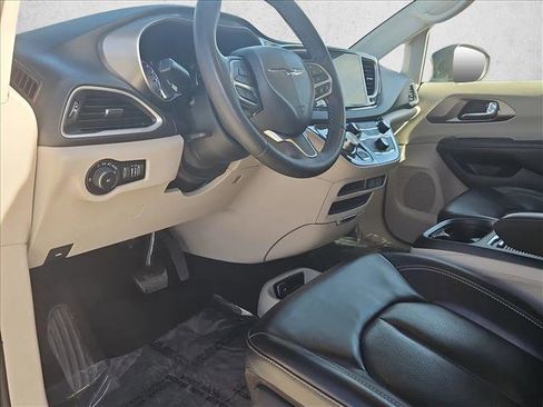 Used 2023 Chrysler Pacifica Touring-L image 10