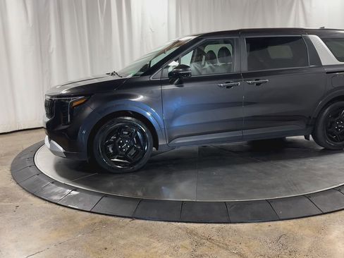 Used 2025 Kia Carnival image 5