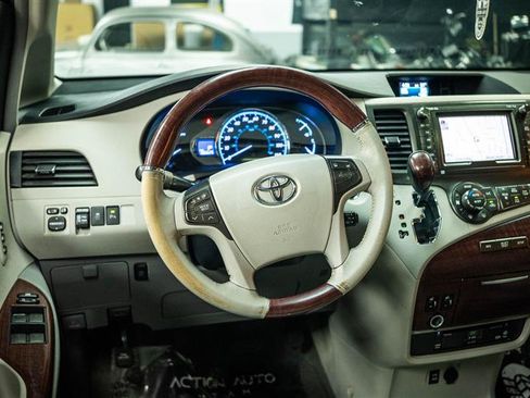 Used 2012 Toyota Sienna Limited w/ Premium Pkg FWD image 16