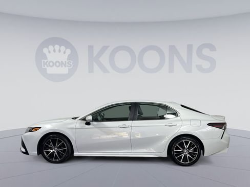 Used 2023 Toyota Camry SE image 2