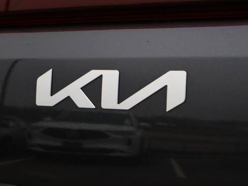 Used 2025 Kia Carnival EX image 15