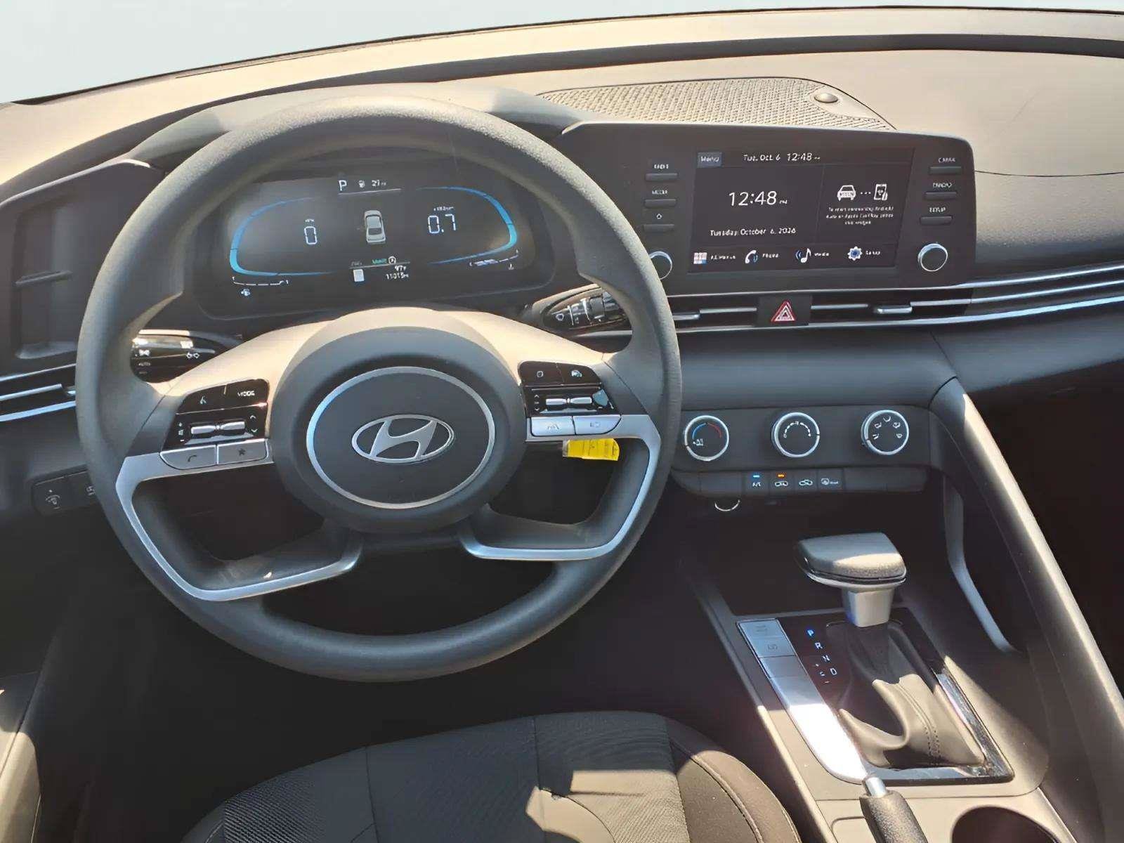 Certified 2025 Hyundai Elantra SE FWD image 12