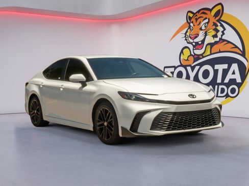 Used 2025 Toyota Camry SE FWD image 3