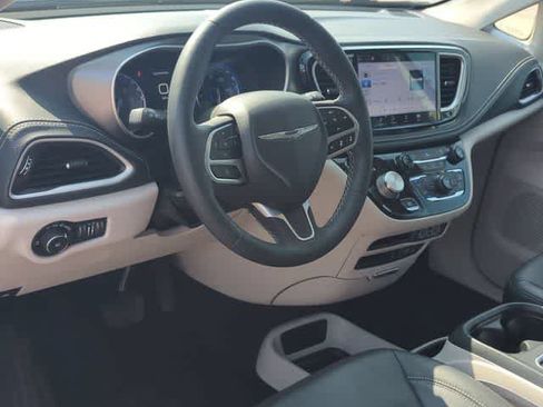 Used 2022 Chrysler Pacifica Touring-L AWD/4WD image 10