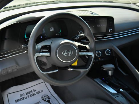Used 2024 Hyundai Elantra SE image 14