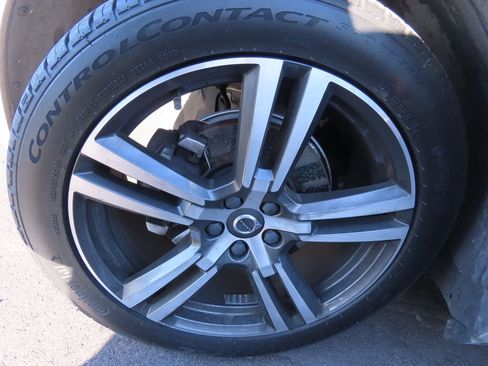 Used 2018 Volvo XC60 T5 Momentum w/ Vision Package image 15