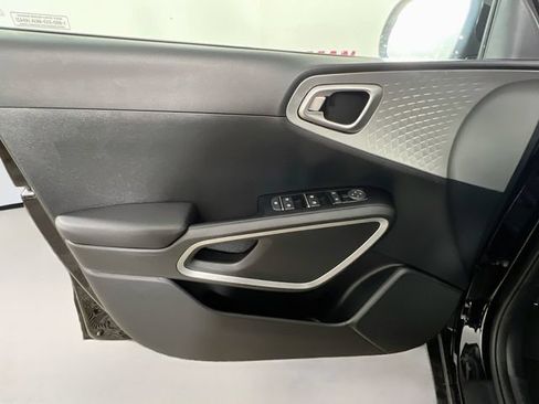 Used 2025 Kia Soul LX w/ LX Technology Package FWD image 28
