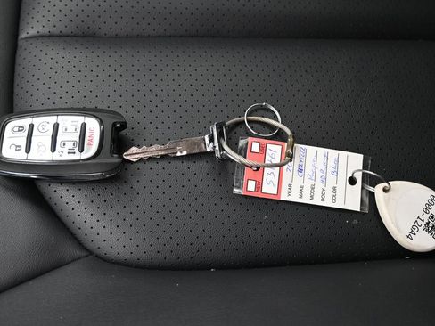 Used 2025 Chrysler Pacifica Select FWD image 32