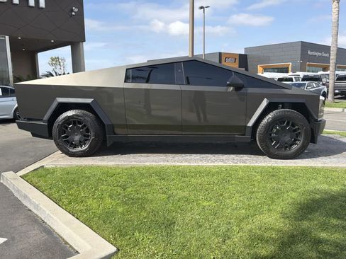 Used 2024 Tesla Cybertruck AWD Crew Cab image 7