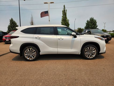 New 2026 Toyota Highlander Platinum AWD/4WD image 2