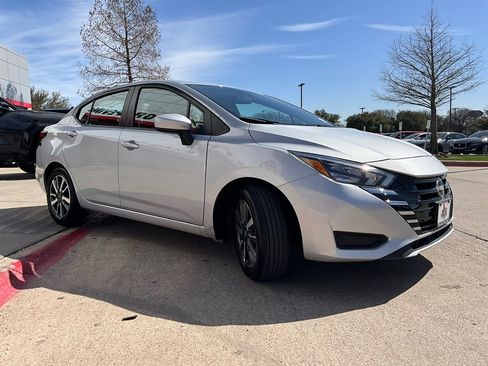 Used 2025 Nissan Versa SV image 4