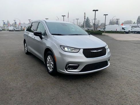 Used 2024 Chrysler Pacifica Touring-L image 8