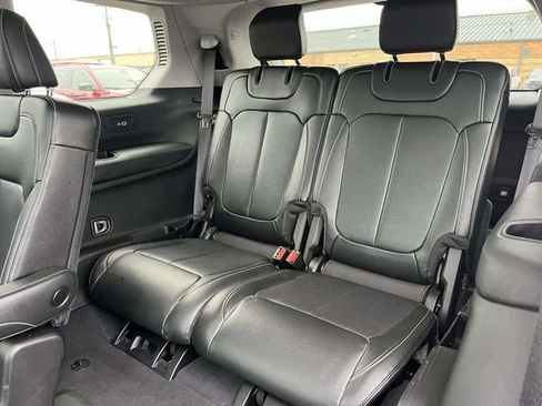 Used 2024 Jeep Grand Cherokee L Limited w/ Luxury Tech Group II image 17