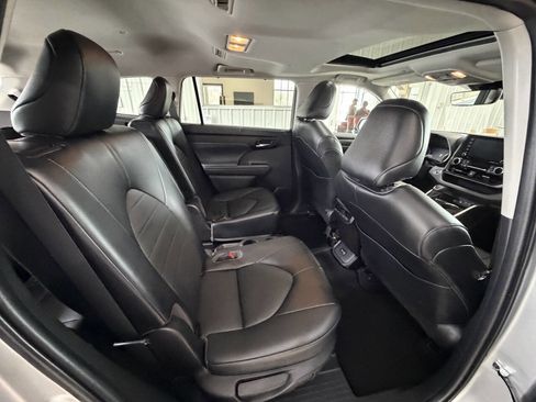 Used 2022 Toyota Highlander XLE AWD/4WD image 24