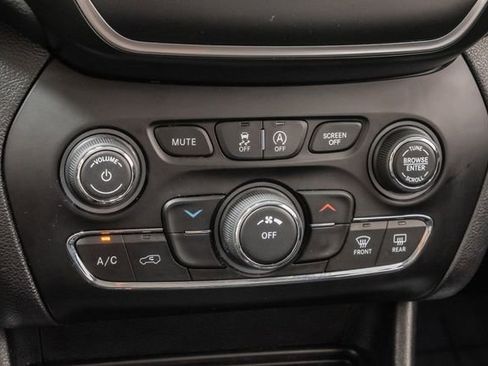 Used 2019 Jeep Cherokee Latitude Plus FWD image 19