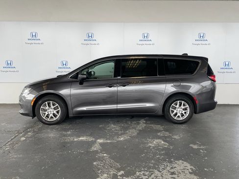 Used 2022 Chrysler Voyager LX image 3