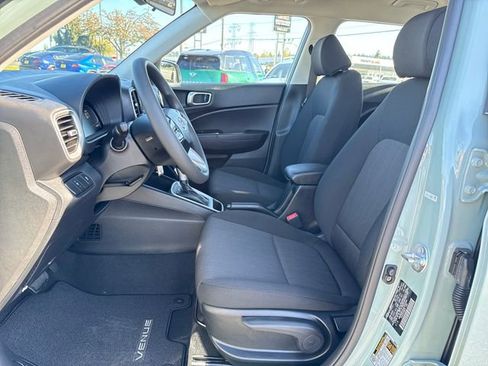 Used 2025 Hyundai Venue SE FWD image 18