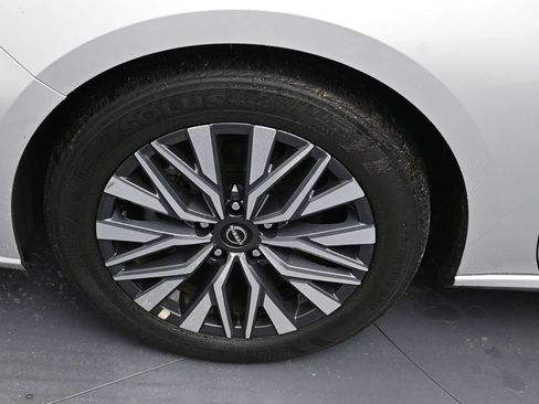 Certified 2025 Nissan Altima 2.5 SV FWD image 9