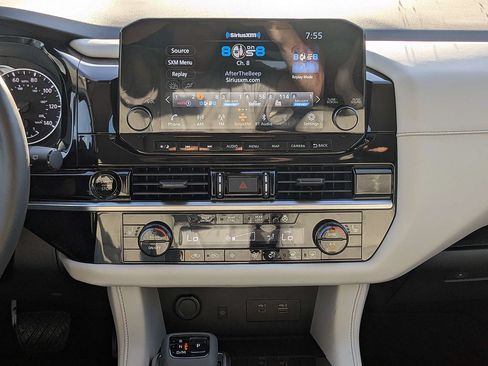Used 2025 Nissan Pathfinder SL FWD image 20