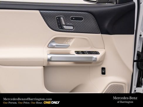 New 2025 Mercedes-Benz GLB 250 4MATIC image 16