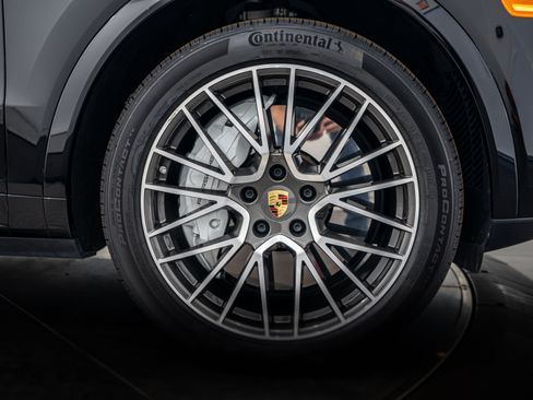 Certified 2023 Porsche Cayenne Turbo AWD/4WD image 11