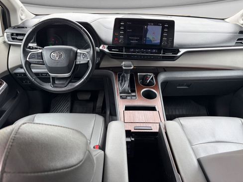 Certified 2022 Toyota Sienna XLE w/ XLE Plus Package FWD image 18