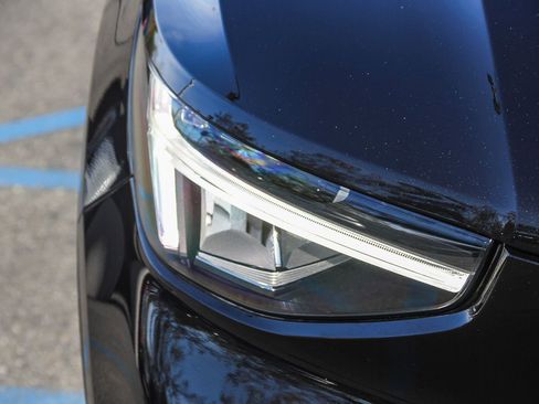 Used 2025 Volvo XC40 B5 Plus image 11