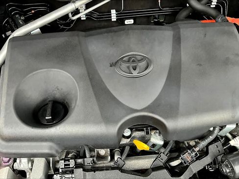 Used 2023 Toyota Venza LE image 29