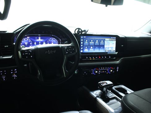 Used 2025 Chevrolet Silverado 1500 RST AWD/4WD image 2