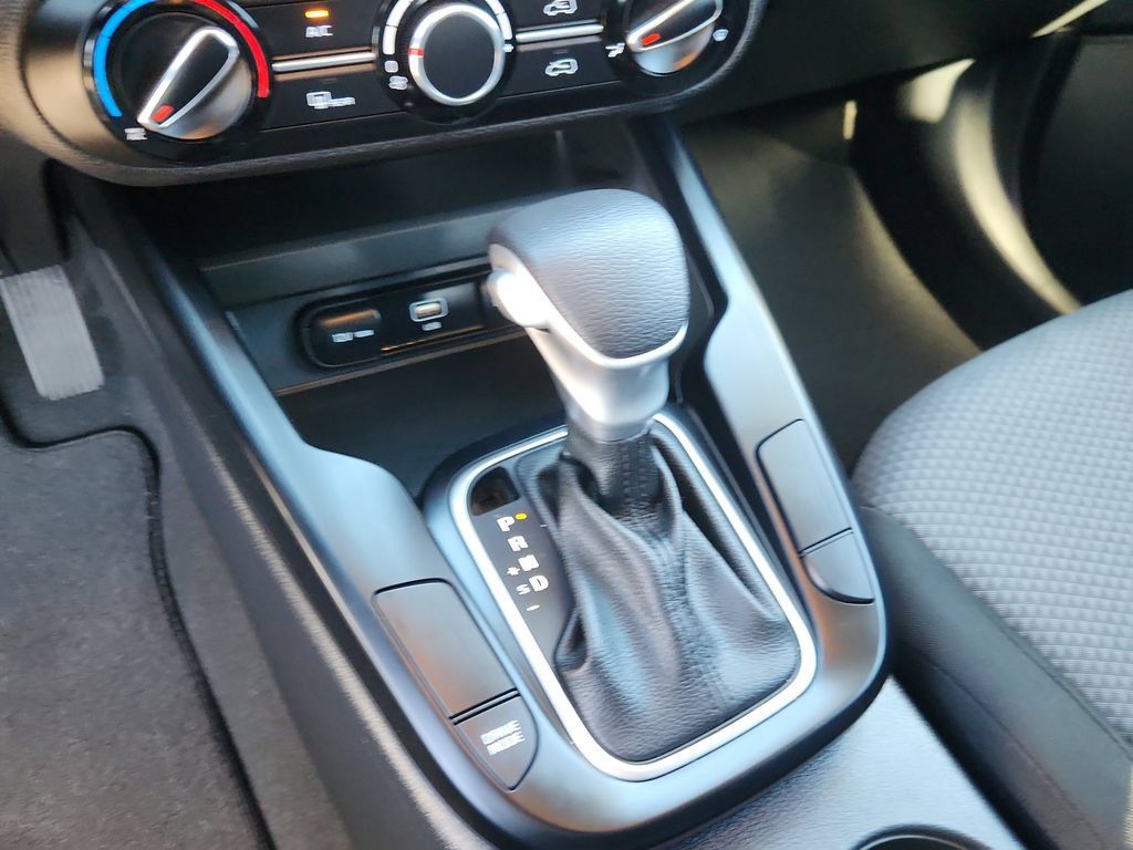 Used 2025 Kia Soul LX w/ LX Technology Package FWD image 22