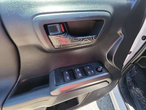 Used 2023 Toyota Tacoma TRD Off-Road w/ Technology Package AWD/4WD image 15