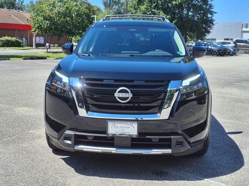 New 2025 Nissan Pathfinder SL image 2