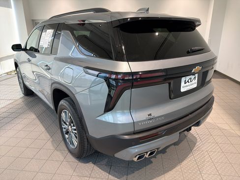 Used 2025 Chevrolet Traverse LT FWD image 3