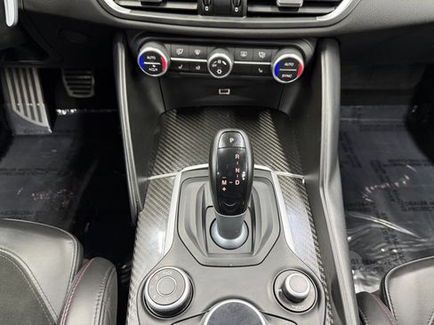 Used 2017 Alfa Romeo Giulia Quadrifoglio image 15