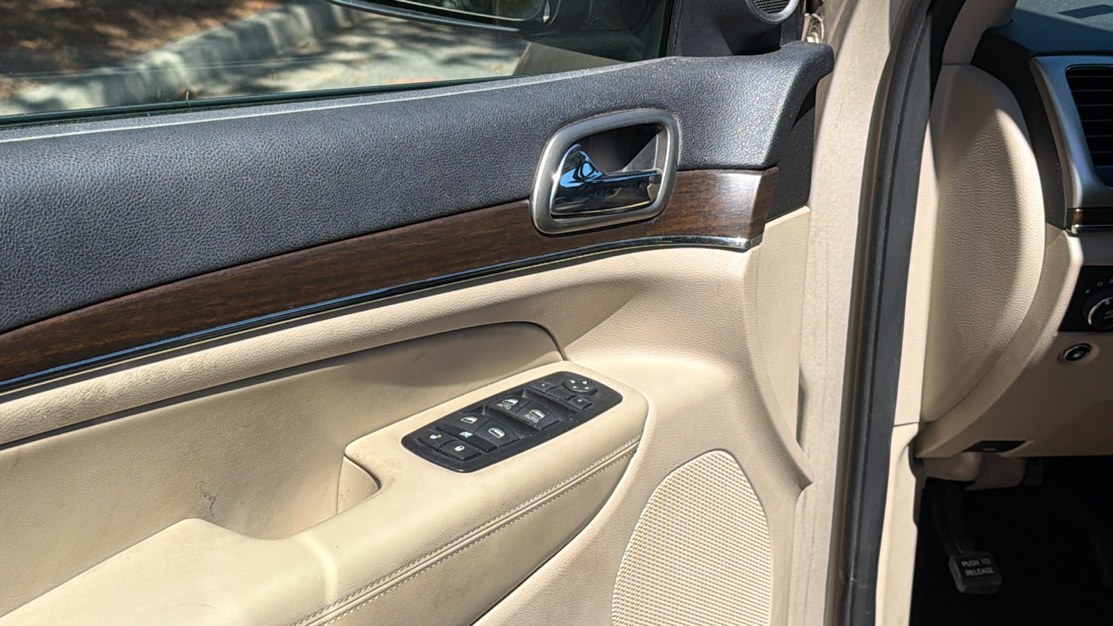 Used 2015 Jeep Grand Cherokee Limited w/ Luxury Group II AWD/4WD image 15
