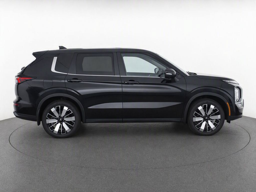 Used 2025 Mitsubishi Outlander SE FWD image 10