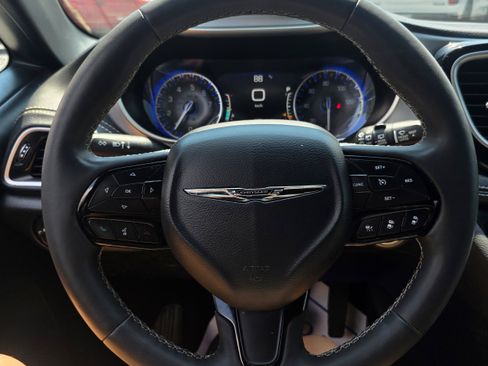 Used 2024 Chrysler Pacifica Touring FWD image 9