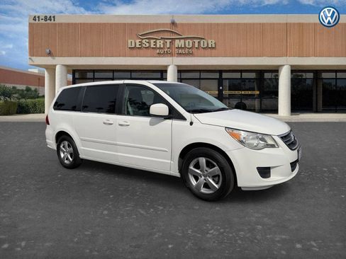 Used 2010 Volkswagen Routan SE FWD image 3