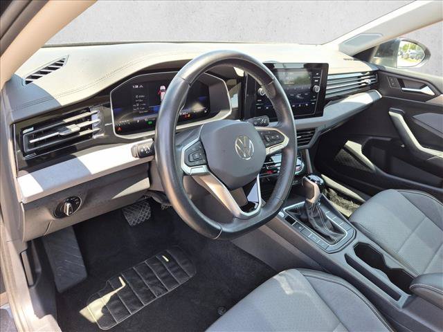 Used 2025 Volkswagen Jetta SE FWD image 10