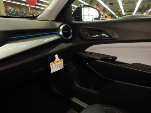 Used 2025 Chevrolet Trax LT w/ Driver Confidence Package image 22