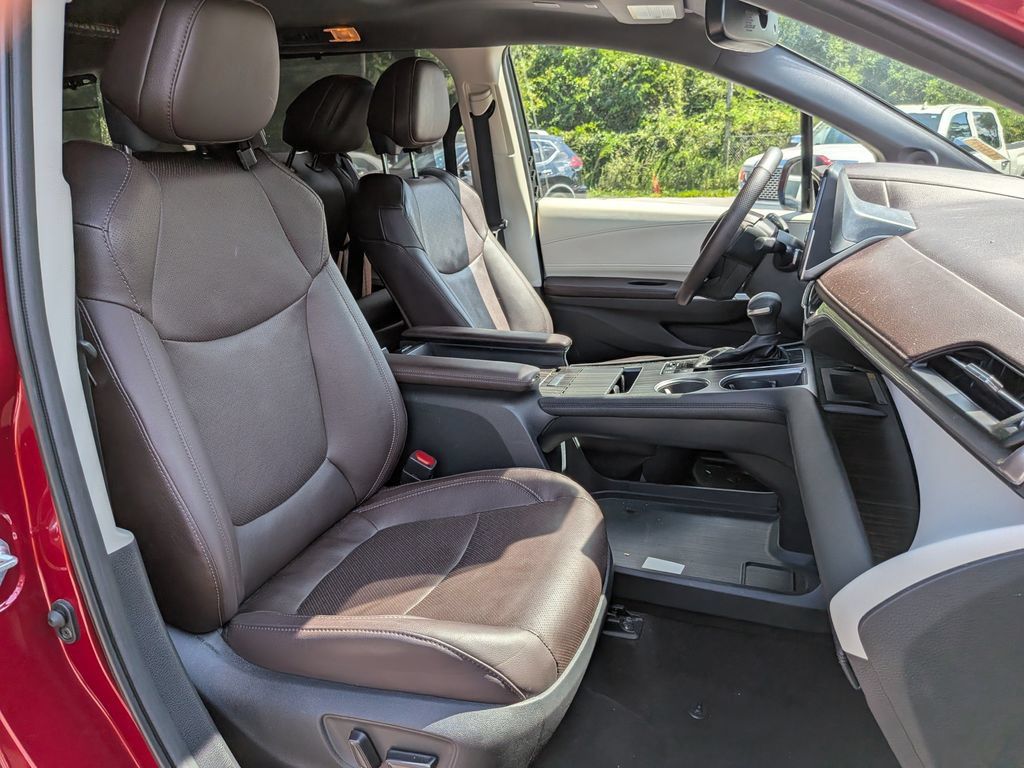 Used 2021 Toyota Sienna Platinum FWD image 31