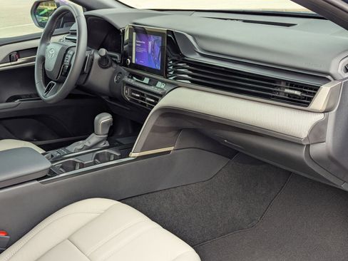 Used 2025 Toyota Camry SE image 29