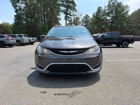 Used 2017 Chrysler Pacifica Touring-L FWD image 3