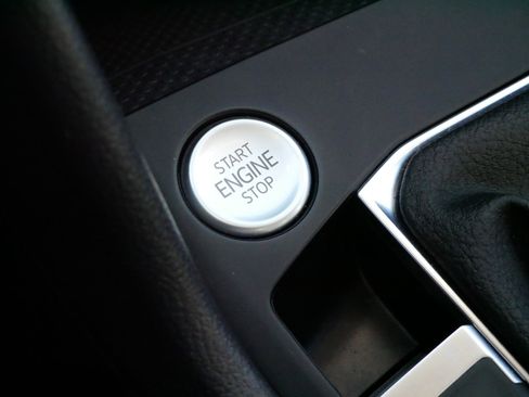 Certified 2022 Volkswagen Taos SE image 30