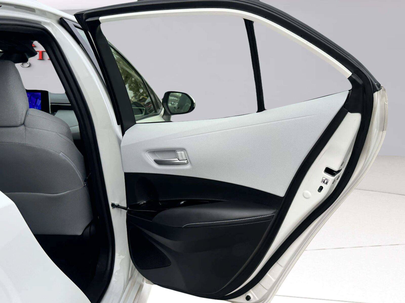 Used 2024 Toyota Corolla SE FWD image 32