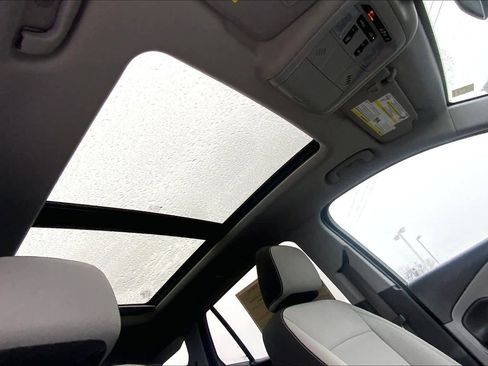 Used 2022 GMC Terrain SLE w/ Driver Convenience Package image 18